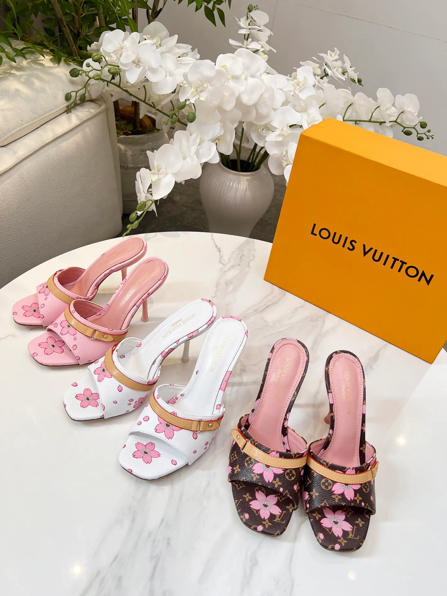 👟👟Ex-factory price 440👟👟 LV new denim kitten heel slippers 2025 summer must-have for goddesses, original replica, super comfortable on the feet. Show off the queen's temperament, the heel height is 9.5CM, which shows your temperament without being tiring. Leather outsole. Standard code: 35-42 (41 and 42 codes are customized, non-returnable and non-exchangeable)
